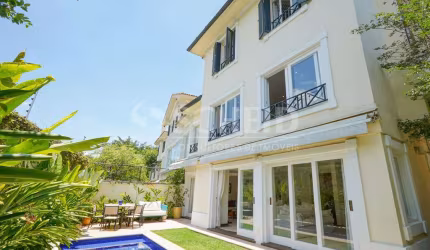 Casa de condomínio em rua fechada, 3 suítes e jardim no Jardim Guedala