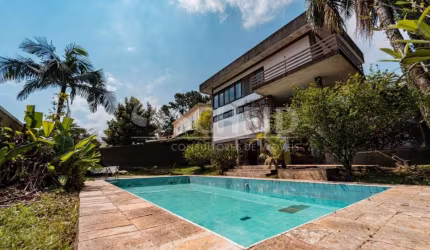 Casa á Venda no Jardim Marajoara com 259m², 5 quartos e 6 vagas.