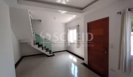 Sobrado em condomínio fechado com 3 quartos sendo 1 suíte  e 2 vagas.