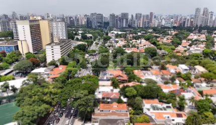 Casa à venda na Av. Ibirapuera, 488m² terreno. 4quartos(2 suítes). 7 vagas