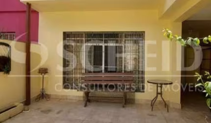 Casa de Vila com 177m², 3 quartos, 3 banheiros, 3 vagas, sala para 2 ambientes, fundos para bosque.