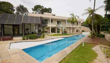 Casa de vila térrea com vista privilegiada para o verde, 4 suítes e 6 vagas!
