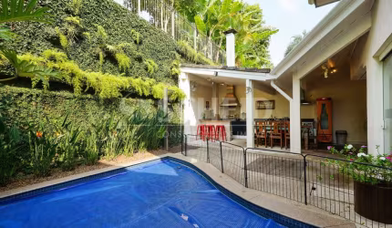 Casa em condominio com 4 suites e 6 vagas em rua sem saida