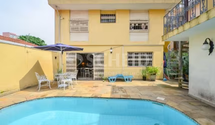 Casa á Venda no Campo Belo com 273m², 5 quartos sendo 2 suítes, 2 vagas.