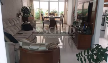 Casa no Brooklin, 180m2 com 3 dormitóorios, 2 salas, cozinha com armários, quintal e  2 vagas.