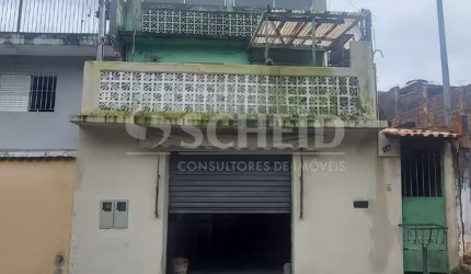 Casa Velha com terreno em aclive