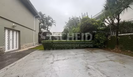 Casa no Brooklin com 3 quartos sendo 1 suíte e 4 vagas de garagem.