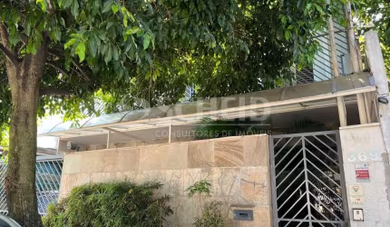 Casa à venda na R. Irauna, Indianópolis. 1000 m² de terreno. 4 quartos(1 suíte), 6 vagas