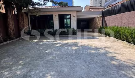 Excelente Casa Térrea na Vila Olímpia com 5 quartos 5 suítes 4 vagas de garagem.