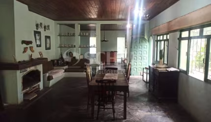 Casa no Cond. Sete Praias, 400m2 construídos: 5 quartos 1 suite, 4 salas, cozinha, edícula e 6 vagas