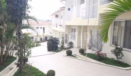 CASA EM CONDOMÍNIO