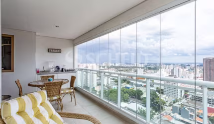 Apartamento com ampla varanda em andar alto, ao lado da Estação Adolfo Pinheiro do Metrô