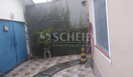 Casa Térrea com 02 dormitórios, edícula e quintal