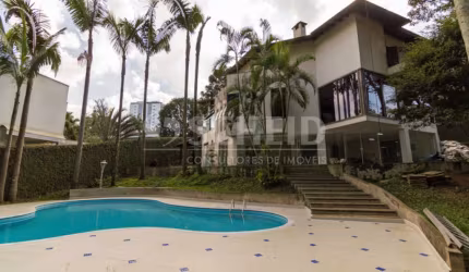 Casa de luxo Chácara Flora 5 suítes, piscina e salão de festa distribuídos em 1.274m² de terreno