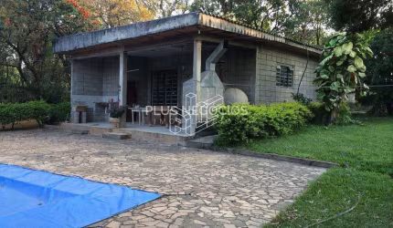 Chácara à Venda no Bairro Aparecidinha, Sorocaba - 5 Dormitórios, 500m² de Área Útil, Conforto e Tr