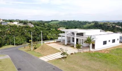 Casa à Venda no Condomínio Village, Araçoiaba da Serra - 3 Dormitórios, 1 Suíte e 348m² de Área Úti