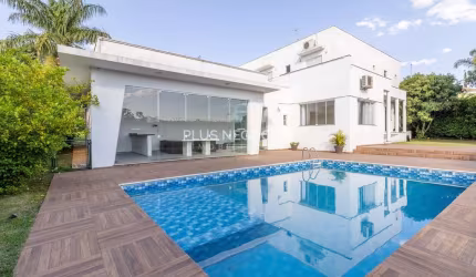 Casa à Venda no Condomínio Lago Azul Golf Clube: 4 Suítes, 500m² de Área Útil e 1000m² de Área Tota
