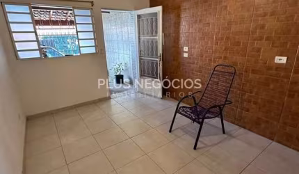 Casa à Venda na Vila Santana: 2 Dormitórios, 2 Vagas e Conforto Próximo ao Carrefour Sonia Maria e