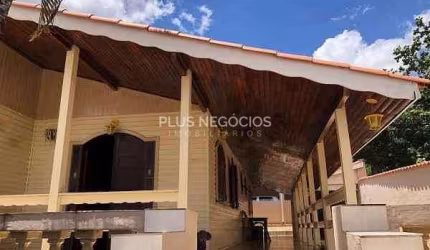 Duas Casas no Mesmo Terreno: 3 Dormitórios, Suíte e Área Gourmet em Bairro Privilegiado