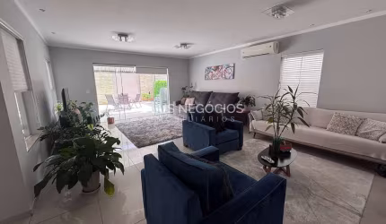 Linda Casa no Condomínio Real Villas Europa a venda com 4 Suítes, Recém reformada, com Piscina Aque