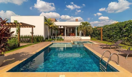 Casa à venda de Alto Padrão no Condomínio Saint Charbel – 4 Suítes, Piscina com Hidro e Área Gourme