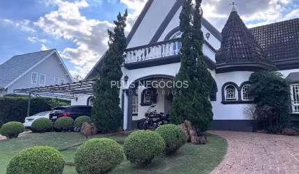Casa Clássica com Piscina no Condomínio Lago Azul Golf Club