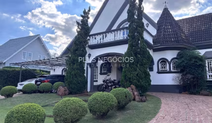 Casa Clássica com Piscina no Condomínio Lago Azul Golf Club