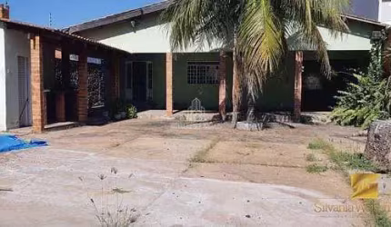 Casa à Venda com 03 quartos sendo 02 suítes. Localizado no Bairro Chácara dos Pinheiros em Cuiabá-M