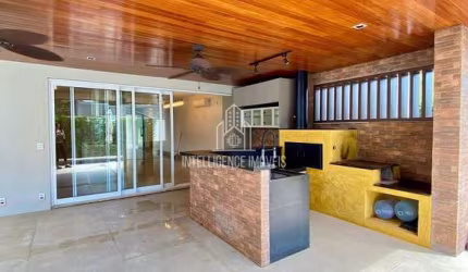 Casa para locação com 3 suítes, varanda com forno e fogão a lenha, 300m² de área construída no Cond
