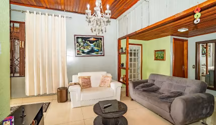 Troco Casa de 300m² no bairro Guaíra por apartamento (com elevador) ate 60% do valor
