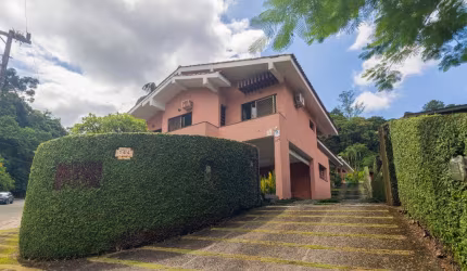 Linda Casa averbada com 1 suíte mais 3 quartos à venda no bairro Saguaçu em Joinville - SC
