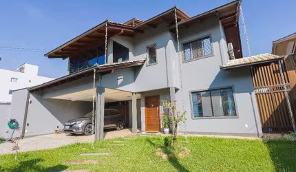 Lindo Sobrado com 1 suíte mais 2 quartos à venda no bairro Santo Antônio em Joinville-SC