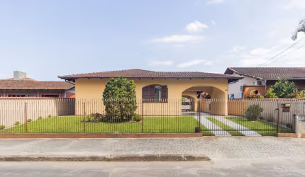 Casa de alvenaria averbada com 1 suíte mais 2 quartos à venda no bairro Costa e Silva em Joinville -SC