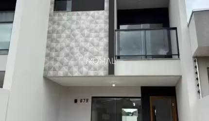 SOBRADO COM PISCINA NO CONTORNO