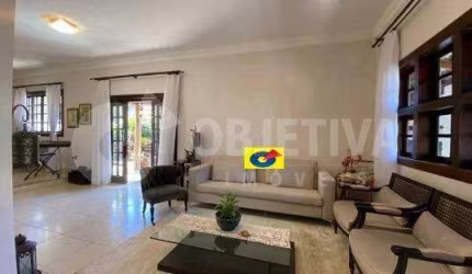 Maravilhosa casa no Bairro Cidade Jardim de alto padrão em Uberlândia