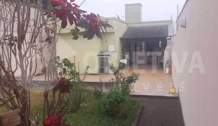 Ótima casa a venda no Bairro Osvaldo Rezende em Uberlândia