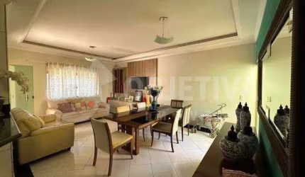 Excelente casa no Bairro Segismundo Pereira muito bem localizada em Uberlândia