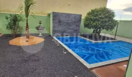 Casa espaçosa e bem localizada com área gourmet e piscina a venda no bairro Daniel Fonseca em Uberlândia