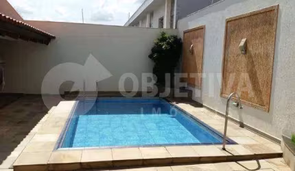 Excelente casa em dois pavimentos à venda em uma das melhores avenidas do bairro Santa Monica em Uberlândia