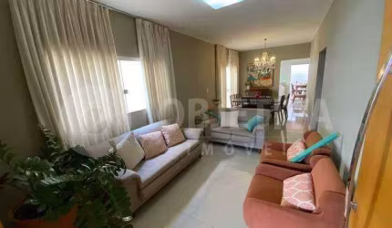 Belíssima casa térrea no Jardim Patrícia em Uberlândia