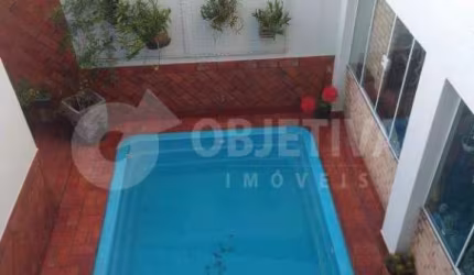 Ótima casa estilo sobrado a venda no Bairro cidade Jardim em Uberlândia