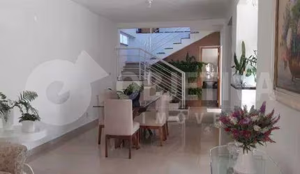 Excelente casa estilo sobrado no Bairro Granada/Gravatás em Uberlândia