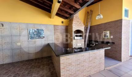 Excelente casa no bairro Santa Mônica em Uberlândia