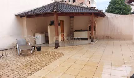 Linda casa em excelente localização do bairro Santa Mônica em Uberlândia