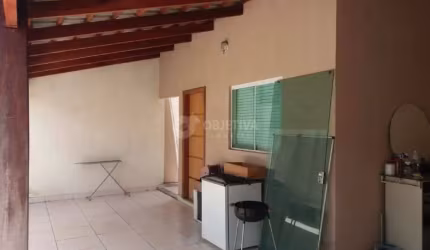 Excelente casa localizada no bairro Jardim Holanda em Uberlândia