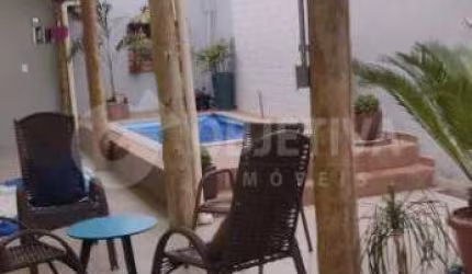 Ótima casa de esquina a venda no bairro Chácaras Tubalina em Uberlândia
