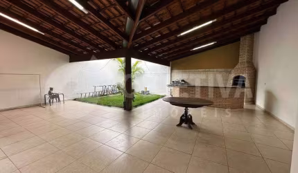 Oportunidade de Ótima casa estilo sobrado no bairro Santa Mônica em Uberlandia com espetacular varanda gourmet