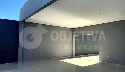 Casa Espaçosa a venda no bairro Laranjeiras em Uberlândia Telhado em Formato Caixote Pé Direito Alto e Acabamentos de Alta Qualidade