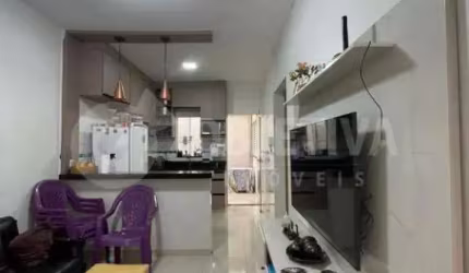 A casa geminada à venda no Novo Mundo Em Uberlândia