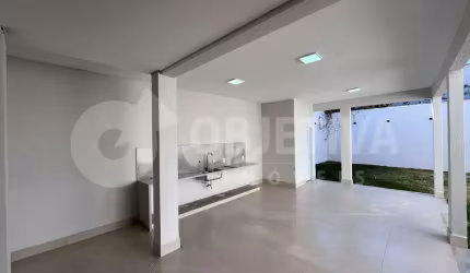 Encantadora Casa Nova de Estilo Sobrado com 3 Suítes, Sala de Cinema e Área Gourmet Coberta - Bairro Vigilato Pereira Em Uberlândia